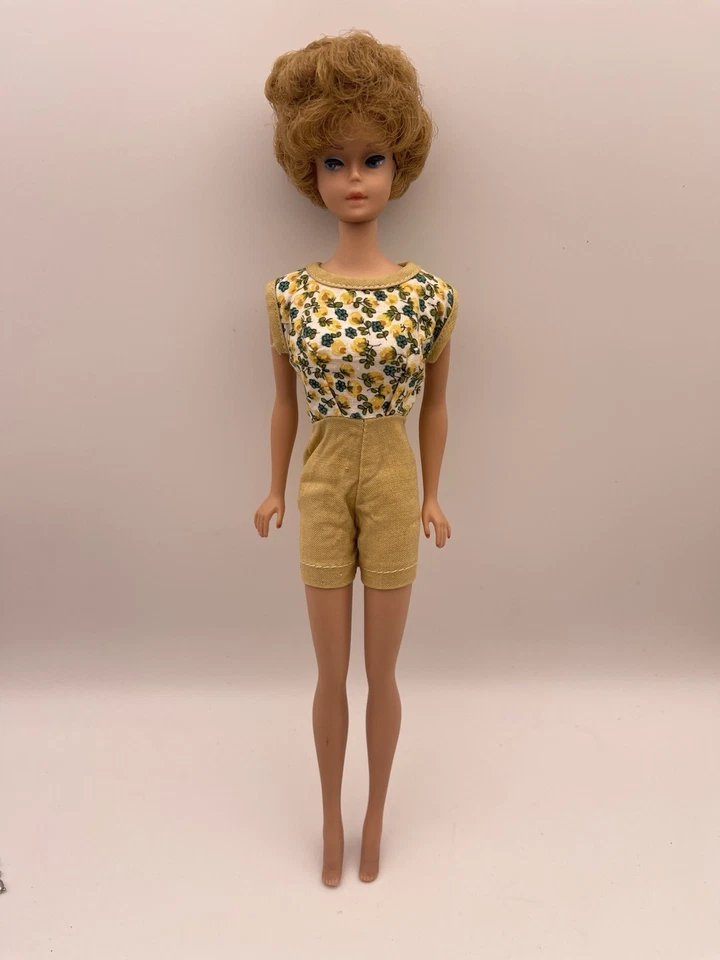 Muñeca Barbie de Colección 1963 Coral Labio Ceniza Rubia Corte Burbuja Amarillo Floral Mono de Juego Foto 2 de 4