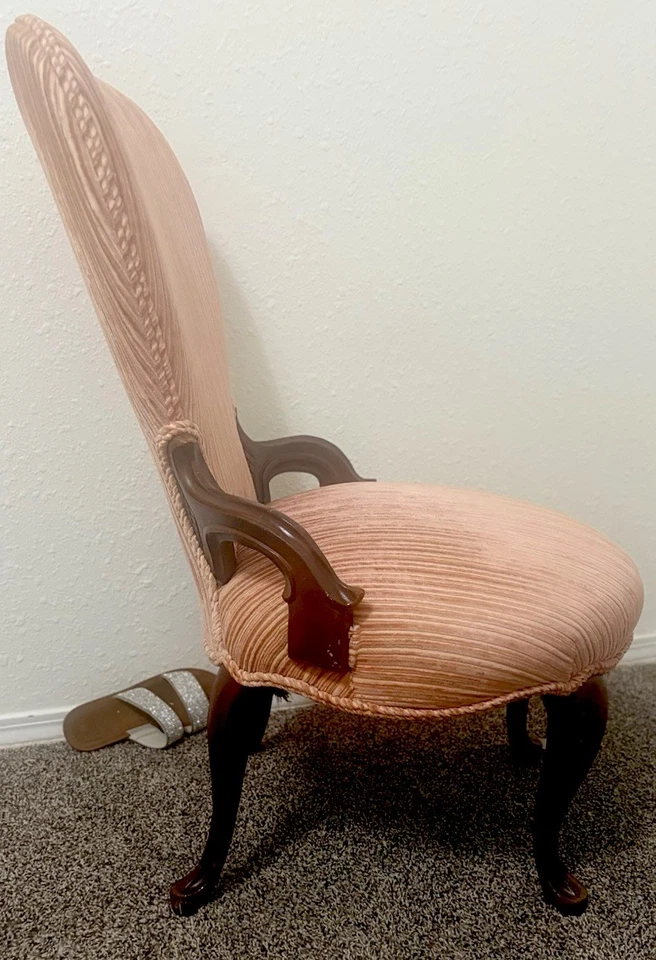 Silla tocador victoriana rosa con respaldo de corazón Foto 3 de 4