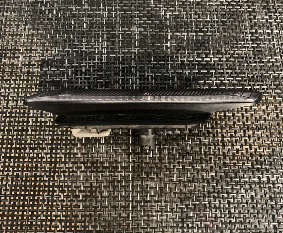 Pontiac G8 GT GXP 2008 2009 guardabarros derecho pasajero señal de giro luz marcadora usada GM Foto 3 de 4