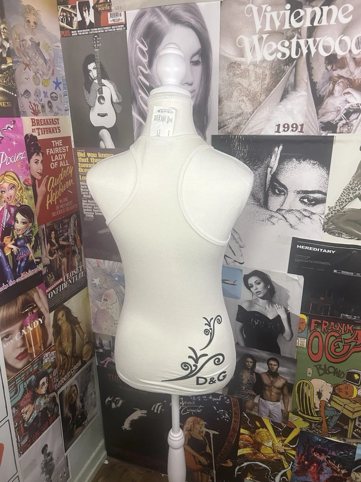 Camiseta sin mangas Y2K Vintage D&G Dolce and Gabbana Crown Logo blanca espalda cruzada. Foto 3 de 4