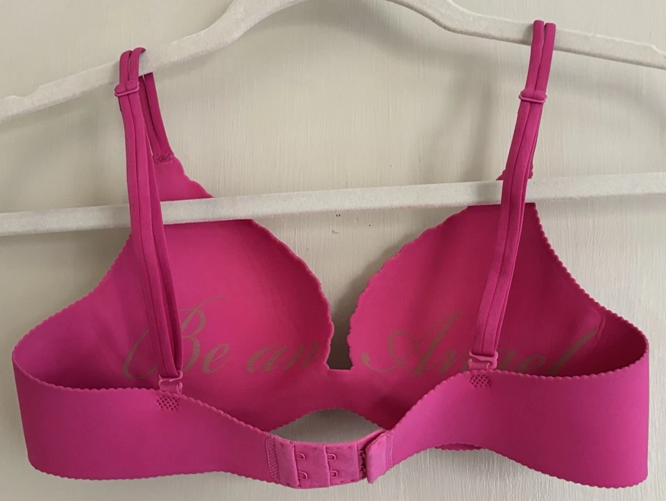 Usado en Excelente Condición Victoria's Secret 32A Abrazo Sexy Sujetador Pushup Y2K Rosa Lentejuelas Alas Brillantes Foto 3 de 4