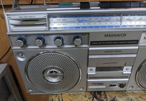 Vintage Magnavox D8323 AM/FM Stereo Radio Cassette Recorder - Picture 2 of 12