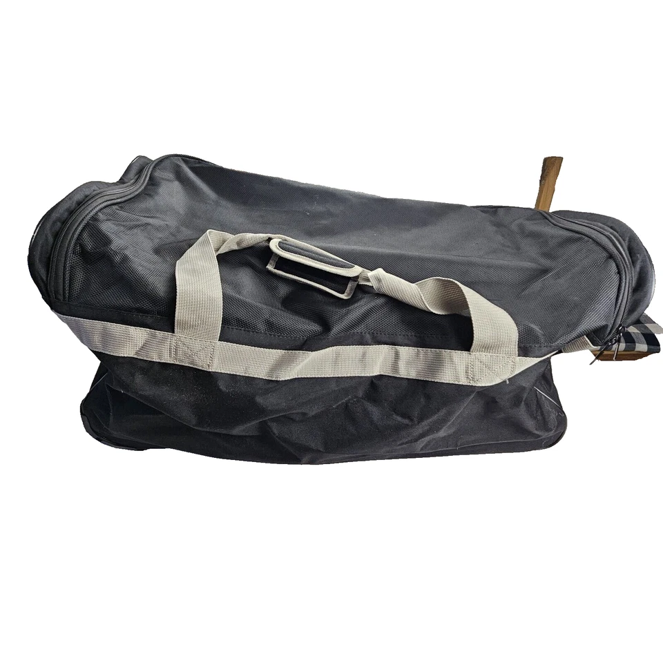 Bolso de Lona Dockers con Ruedas Rodantes Negro con Correas Grises 32 por 15 por 13 Foto 4 de 4