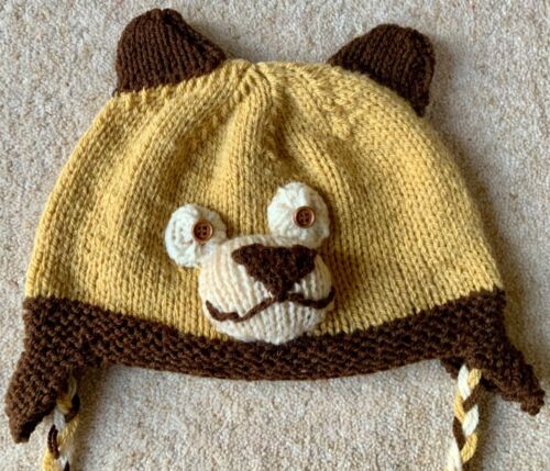 Hand Knitted Child's Unisex Winter Ear Flaps Bear Hat Age Approx 4 Years - Afbeelding 1 van 5
