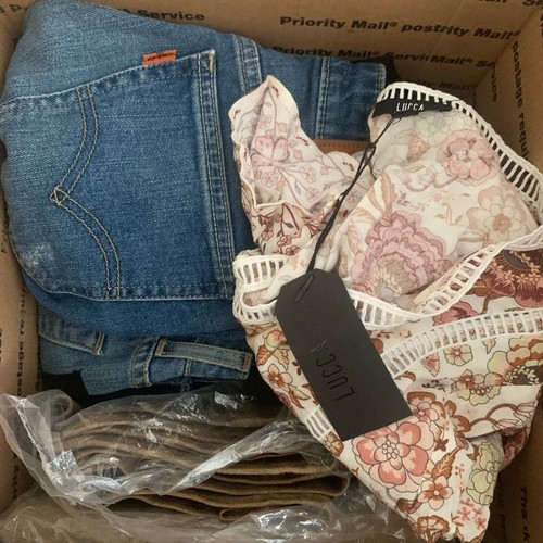 Karton Damen Größe XS gebrauchte Kleidung Levi's abgeschnittene Shorts Vintage Wildlederrock - Bild 1 von 10