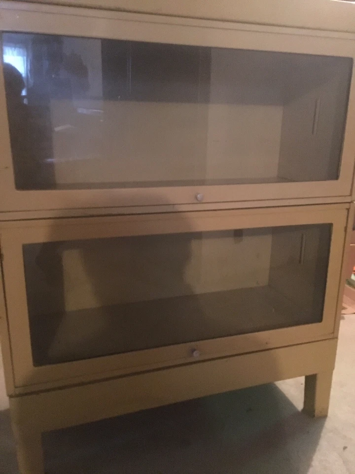 Librería industrial moderna de vidrio y metal Detroit Arsenal Mid Century Barrister Foto 3 de 4