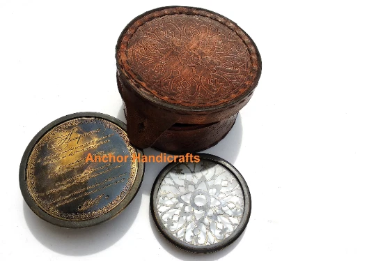 Brújula magnética náutica antigua de latón con brújula de caja de regalo de cuero en relieve Foto 4 de 4