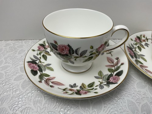 Wedgwood Hathaway Rose 2 tazas de té y platillos con patas calidad sin usar - Imagen 2 de 9