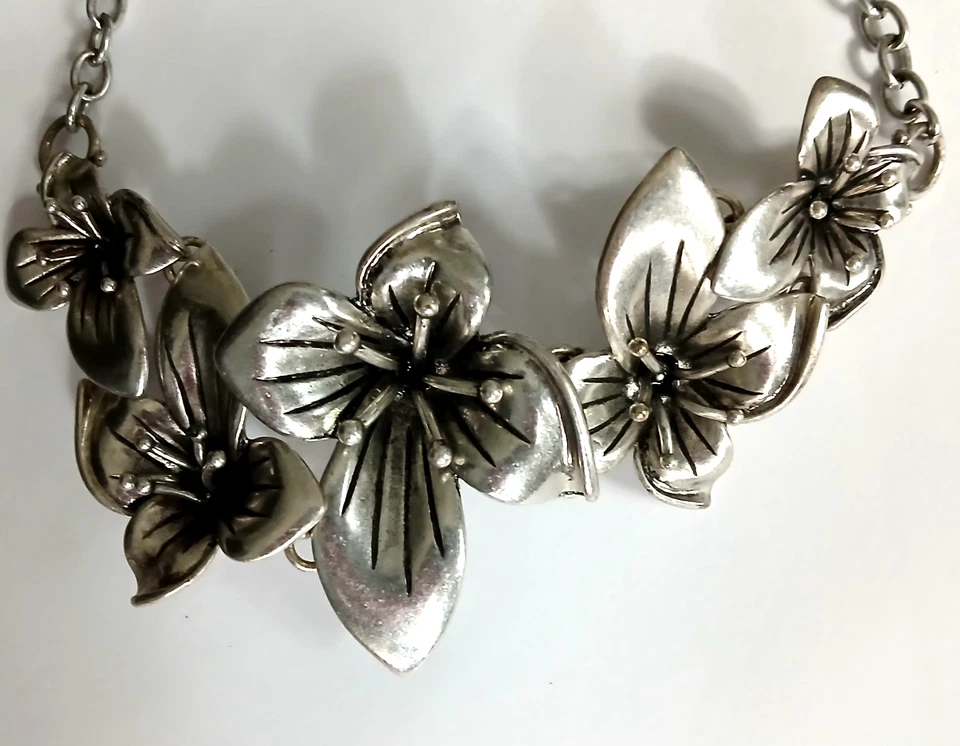 Collar babero ajustable con flor de lirio de metal plateado Lucky Brand Foto 2 de 3