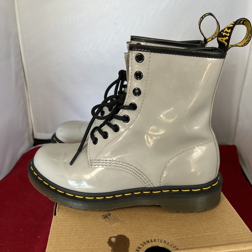 Stivali da combattimento AirWair Dr. Martens 1460 da donna grigi in vernice con lacci. Taglia: 8 - Foto 2 di 8