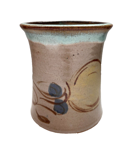 Jarrón esmaltado pintado a mano de cerámica artística de estudio patrón de frutas y hojas firmado 6" H - Imagen 2 de 7