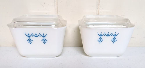 Pair Small Vintage 1 1/2 Cup PYREX # 501 Blue Snowflake Refrigerator Dish & Lid