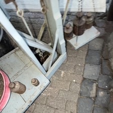 Antike Kaufmanns-Balkenwaage mechanisch mit Gewichten und Ketten