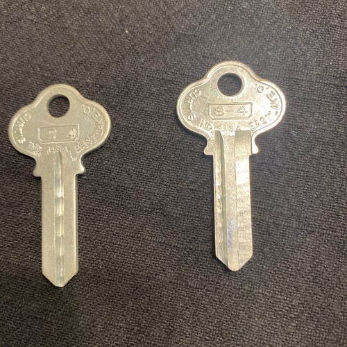 (2) Vintage Curtis Ind. Bulldog Cleveland Ohio lock keys Blank no. S 4