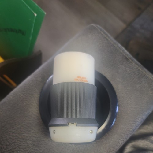 Conector de bloqueo giratorio Hubbell HBL 2413 20A 125/250V usado - Imagen 1 de 3