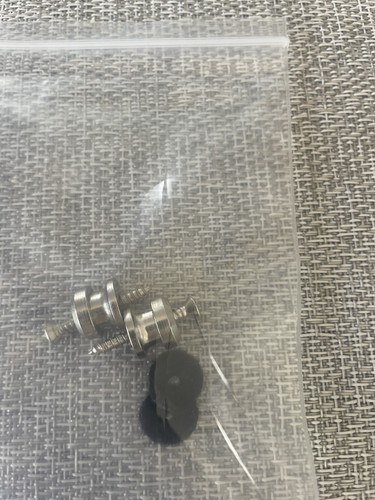 Zwei Sätze Fender American Standard Verriegelung CHROM Riemen Knöpfe mit Schrauben.