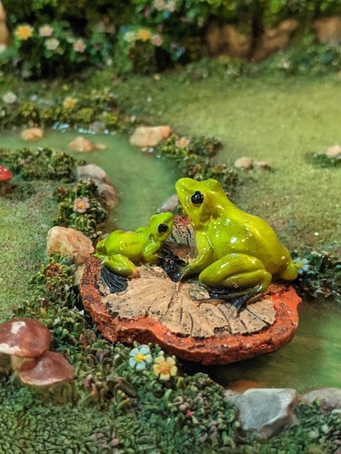 2 ranas en astillas de madera GO 16633 jardín de hadas en miniatura - Imagen 5 de 6