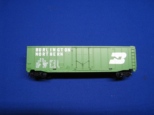 HO Scale Tyco Burlington Northern Box Car - Freight Train - Picture 2 of 4