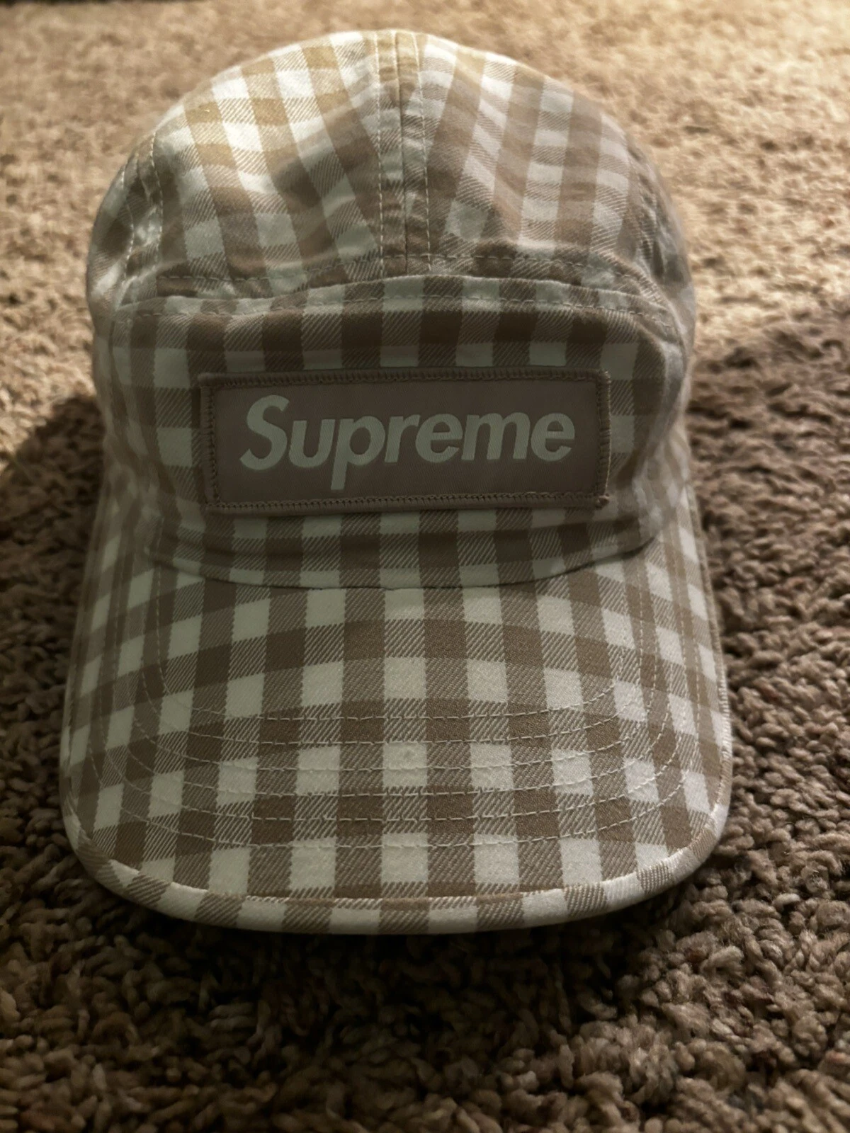 Casquette de camp Supreme Gingham flambant neuve en bronzage. 