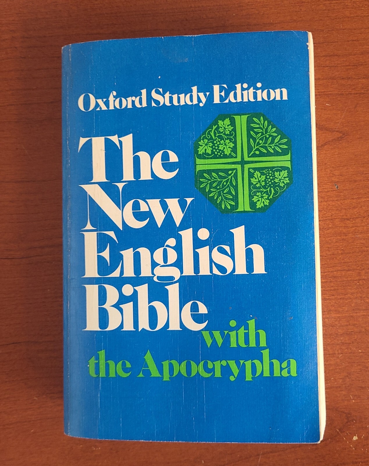 The New English Bible: With the Apocrypha by Oxford..