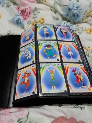 Topps Disney 2025 Neon Base Karten. Alle Karten verfügbar Komplett Ihr Set!