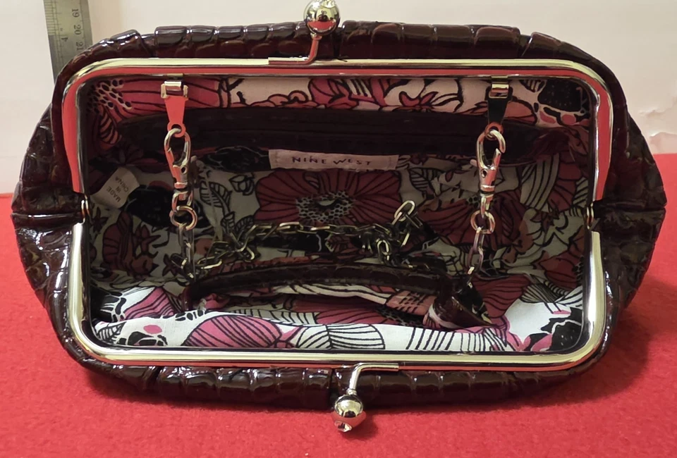 Bolso de Mano Nine West, Correa Desmontable W Borgoña Cocodrilo-Repujado Exterior Foto 4 de 4