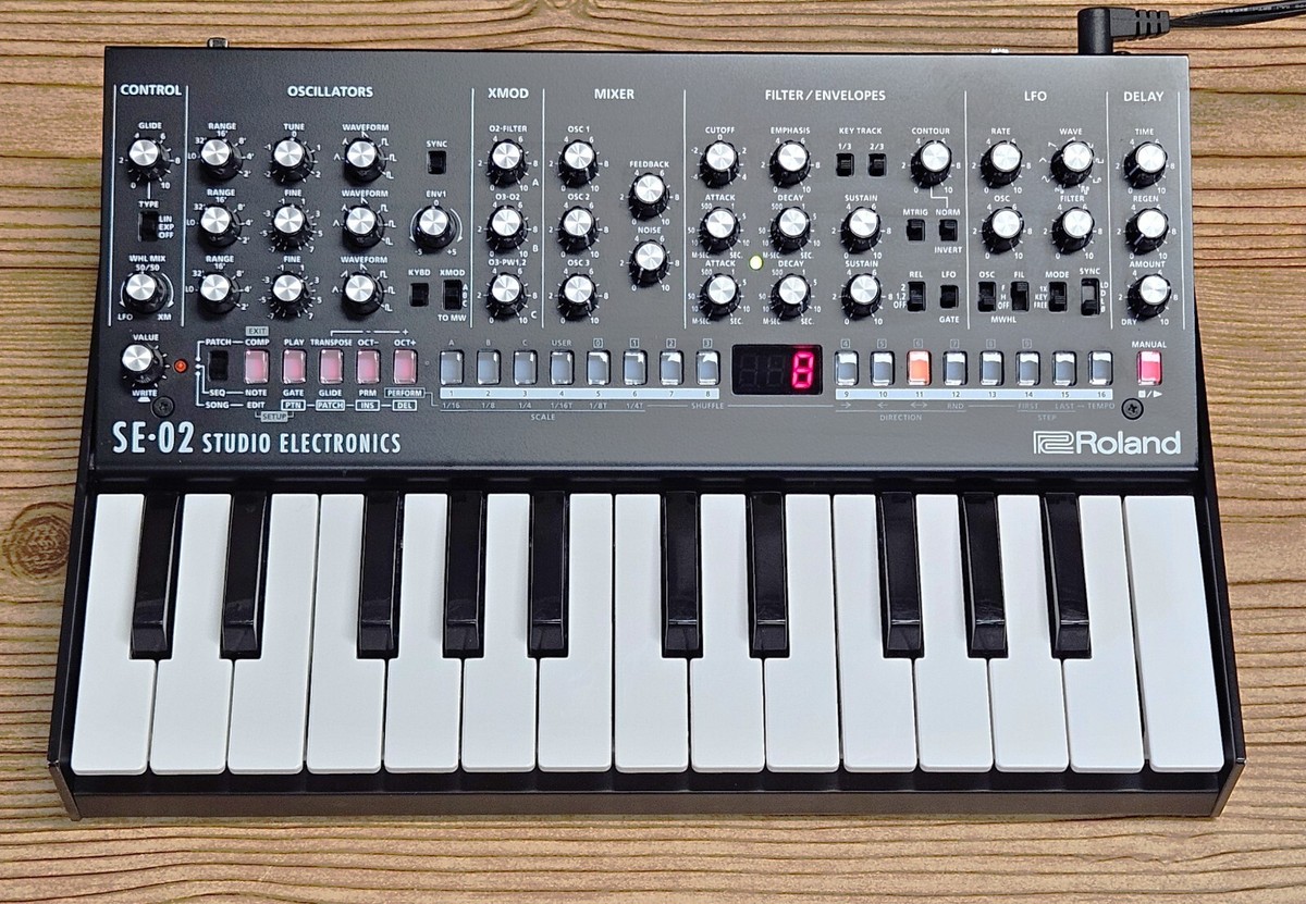 Roland SE-02 Boutique Series Synthesizer Sound Module With K Roland SE-02 Boutique Series Synthesizer Sound Module With K