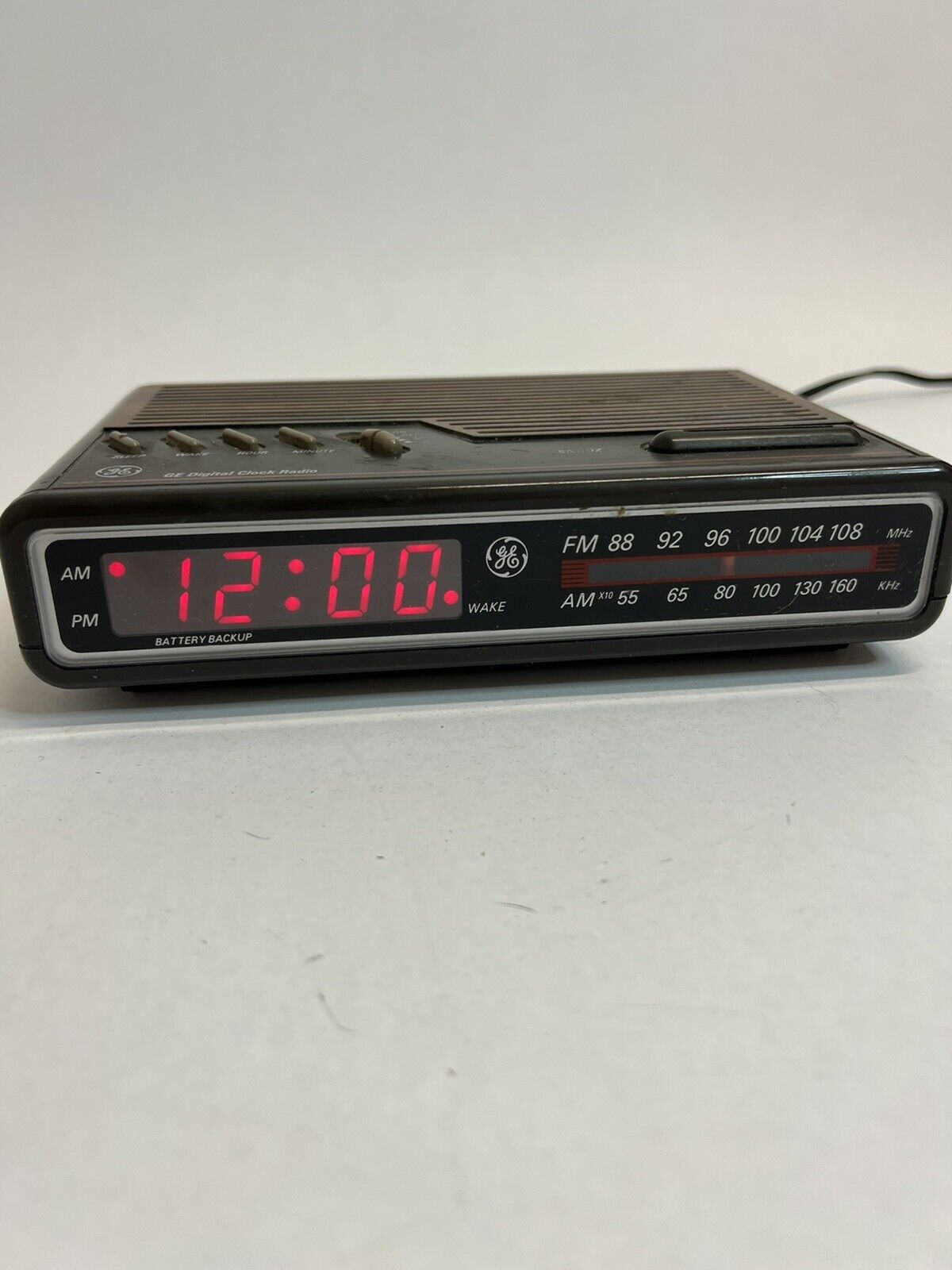 Vintage 1980s GE Digital Alarm Clock AM/FM Radio - Woodgrain 