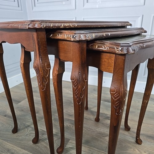 Antique Vintage Queen Anne Carved Wooden Nest Of 3 Tables - Glass Leather Tops - Picture 24 of 24