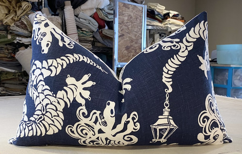 ONE LEE JOFA LILLY PULITZER VERDADERO AZUL MARINO "LUCES TRASERAS" DRAGÓN ALMOHADA LUMBAR PERSONALIZADA - Imagen 1 de 2
