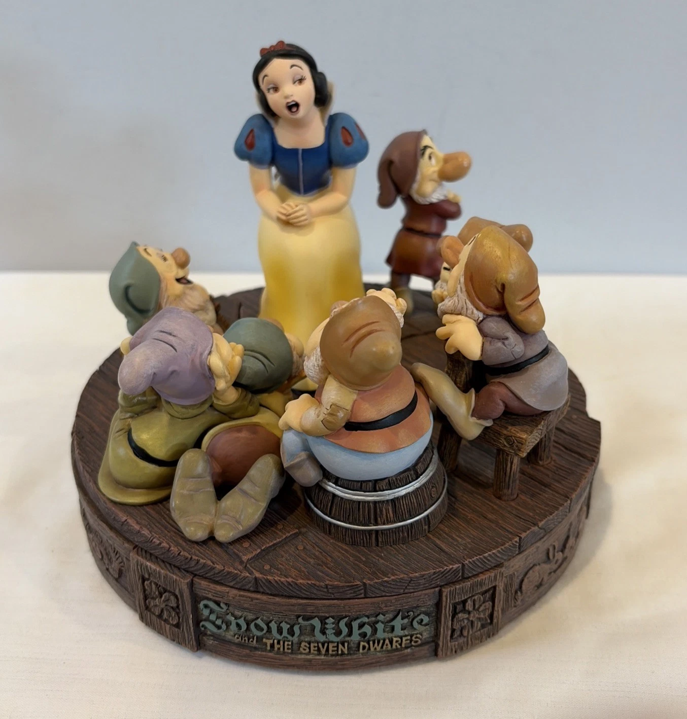 Disney Makrita Snow White And The Seven Dwarfs Trinket Box w Apple Pin 2002 MINT