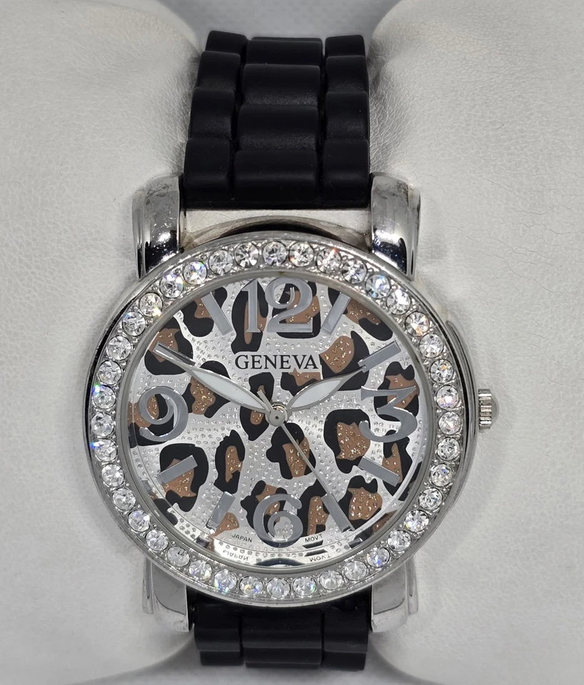 Relógio feminino Genebra estampa animal mostrador tom prata strass pulseira de silicone 13 - Imagem 4 de 4