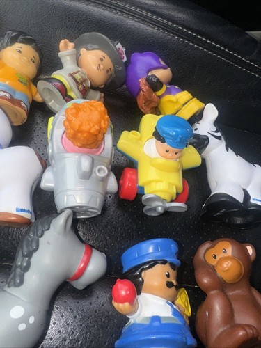 HUGE LOT Of 17 Fisher Price Little People + Vehicles+animals - Picture 4 of 7
