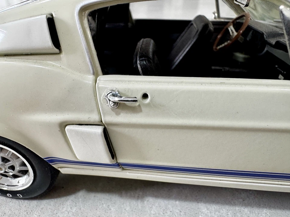 Ford Shelby Mustang GT-500, 1968 - White & Blue,  1:18 scale - Image 4 of 4