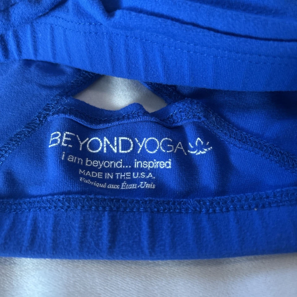 Sujetador sin mangas Beyond Yoga para mujer pequeño azul recortado con detalle cruzado en la espalda Foto 4 de 4