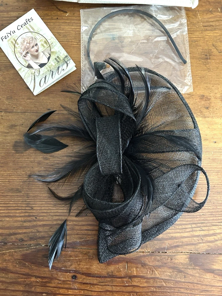 Sombrero Fascinator Clip On/Diadema Negro Red Plumas y Arcos en Caja Foto 3 de 4