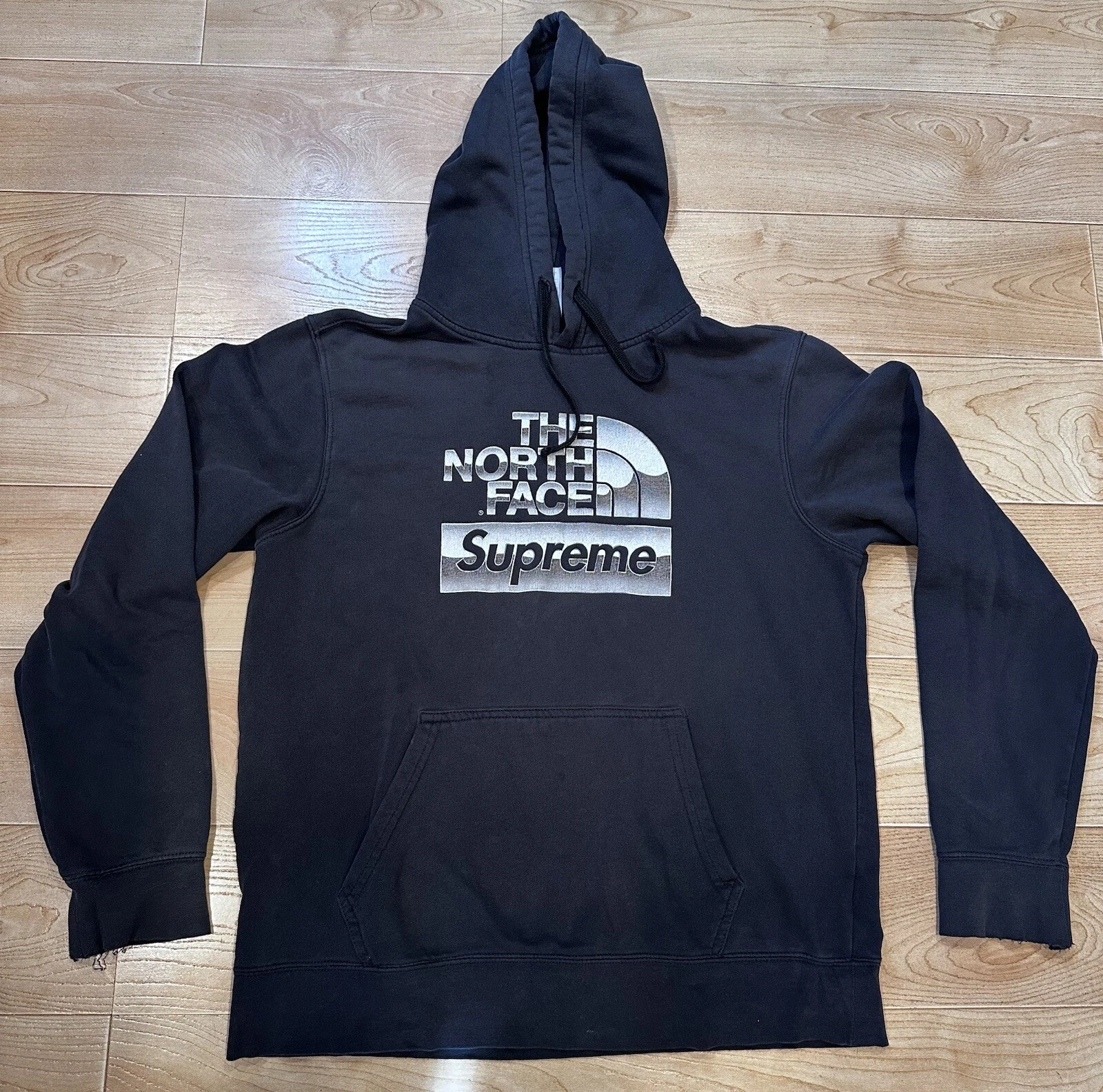 Pull à capuche logo boîte métallique Supreme x The North Face moyen EN DÉTRESSE
