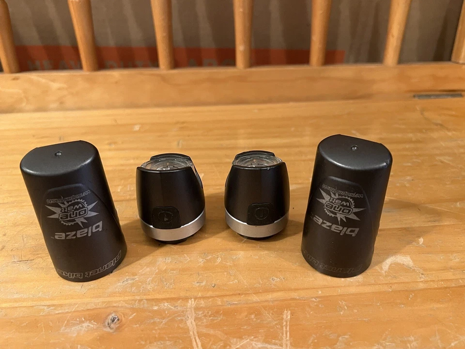 2 faros de luz Planet Bike Blaze Watt con cable con batería Foto 2 de 4