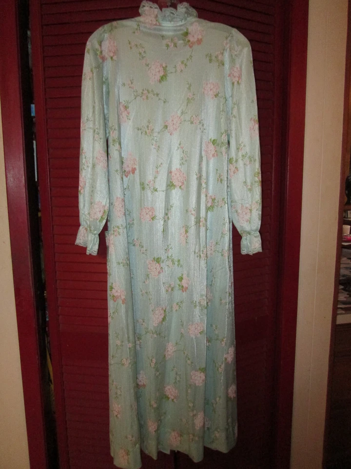 Bata de nailon sedosa con ribete floral azul Dream Away de colección bolsillo con botones para mujer S Foto 2 de 3