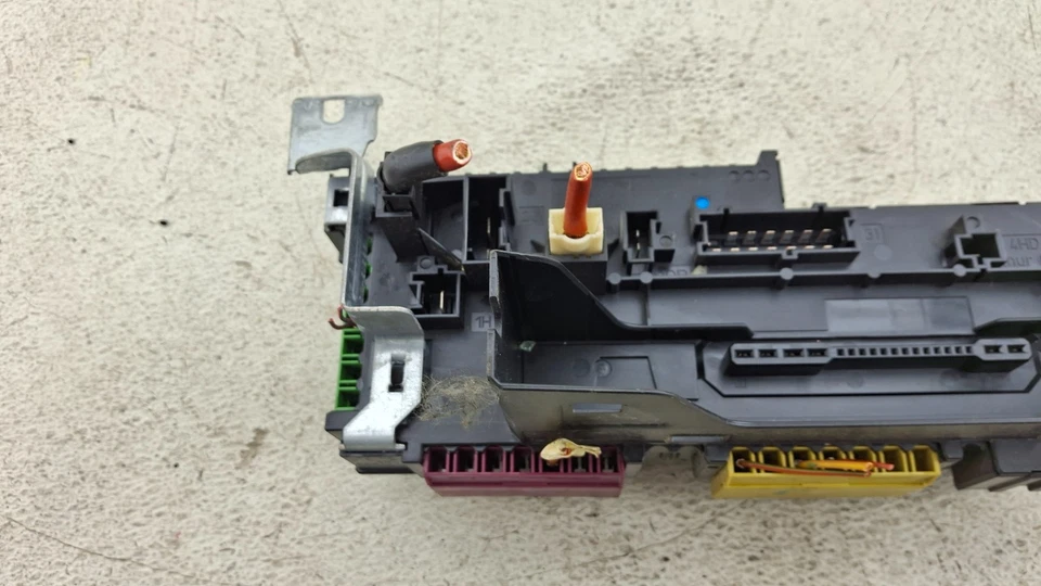 Módulo de caja de relé de fusibles Mercedes Benz C250 C300 2008-2014 A2049060105 OEM Foto 2 de 4