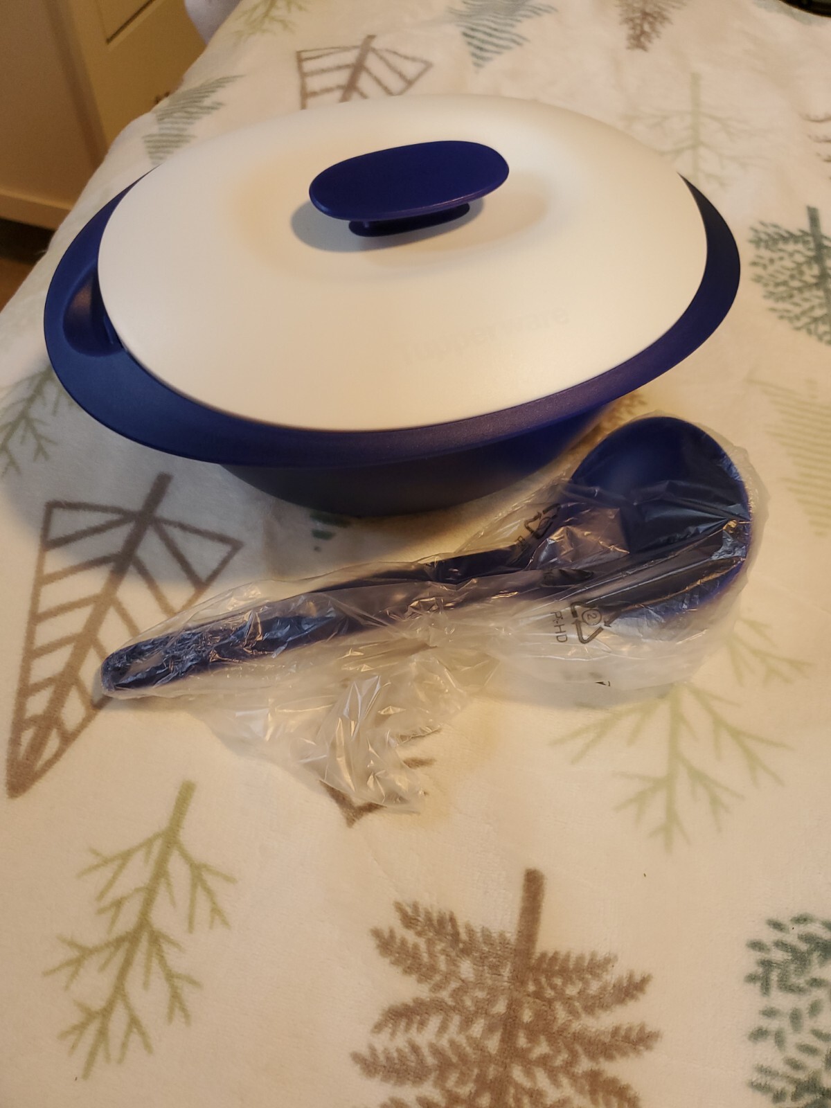 New TUPPERWARE Essentials Soup Server 7½ CUPS Soup Bowl W/Ladle  Blue