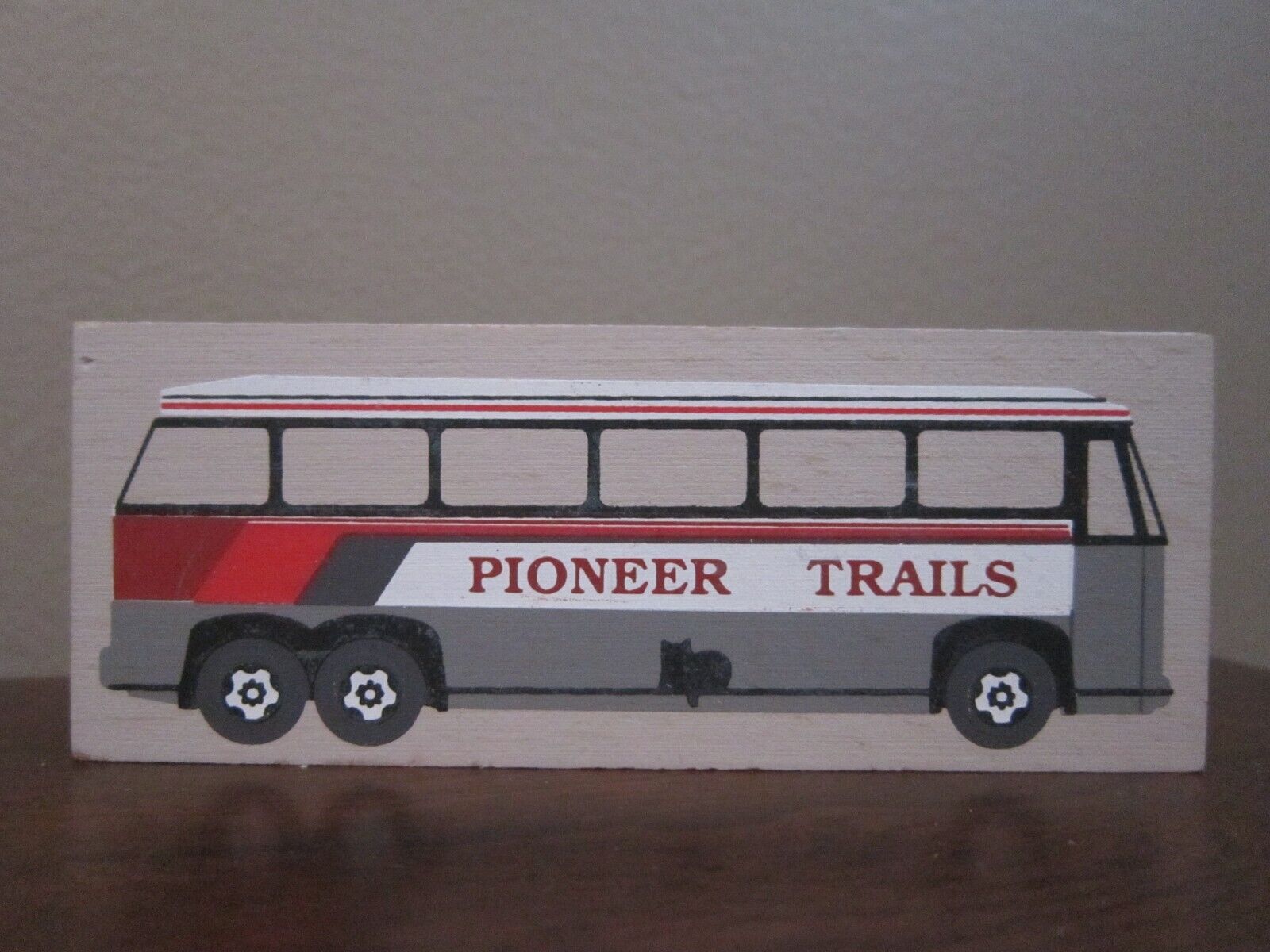 PIONEER TRAILS TOUR BUS CAT'S MEOW VILLAGE FUN ACCESSORY VEHICLE  MILLERSBURG OH