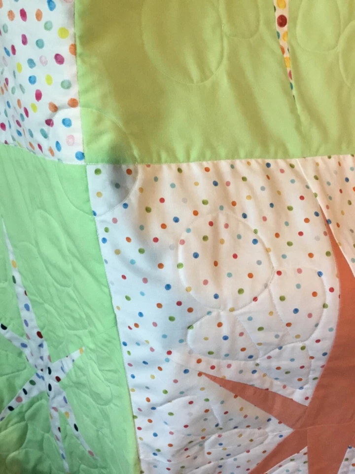 "Colcha para regazo, puntos y estrellas, brillante y colorido, respaldo polar blanco, 51""x61""" Foto 4 de 4