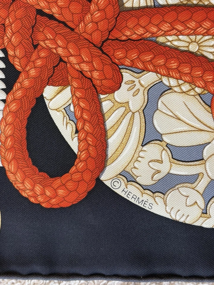 Hermès Parures De Samouraïs 90 cm Silk Scarf - Imagen 3 de 4