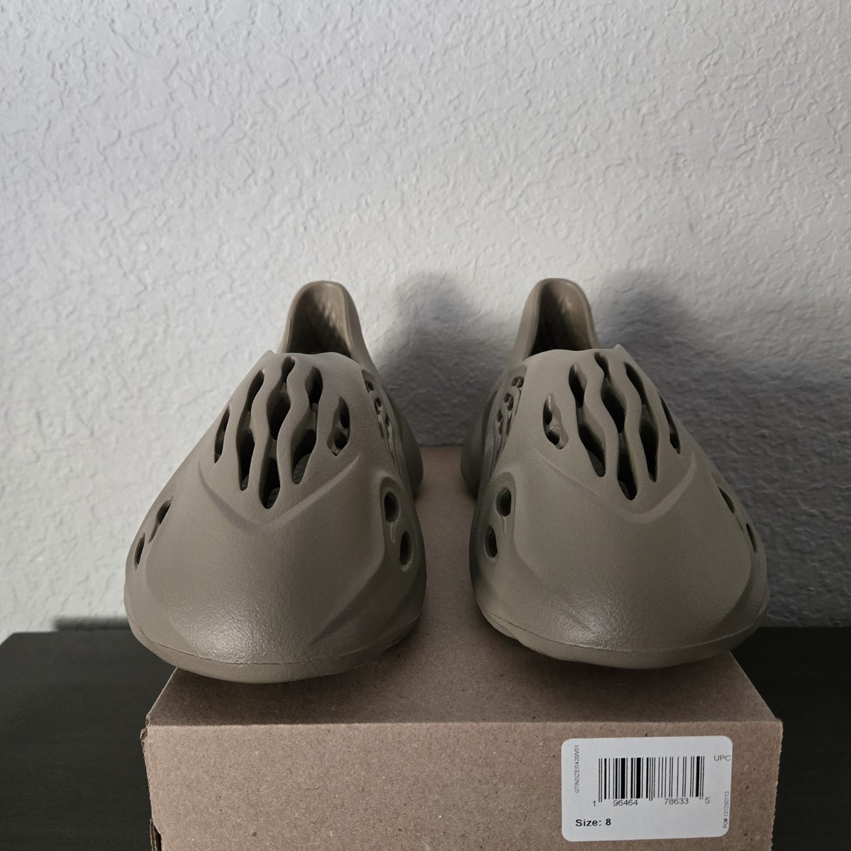 adidas gazelle silver green womens adidas Yeezy Foam RNNR Stone Salt
