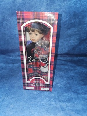 The Leonardo Collection Vintage Scottish Bagpiper Girl Doll NIB 8  w/Stand U.K.