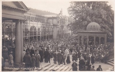 Postcard Czech Republic Bohemia Mariánské Lázně Karlovy Vary concert at the Kreuzbrunnen photo 360 used