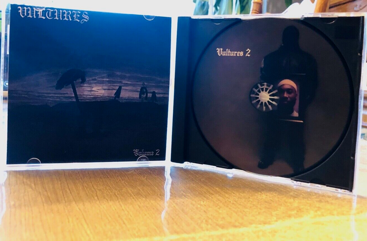 その他 2LP \$ , Kanye West , Ty$ Vultures 1 none YZY /00520 Amazon.com: Vultures 1 – ¥$, Kanye West, Ty$: CDs & Vinyl
