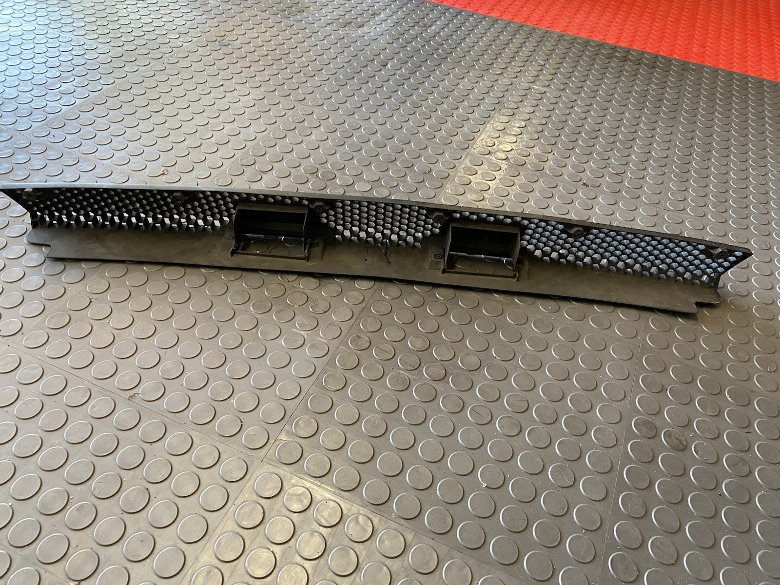 EB1431 2008 08 LAMBORGHINI MURCIELAGO REAR CENTER BUMPER GRILLE