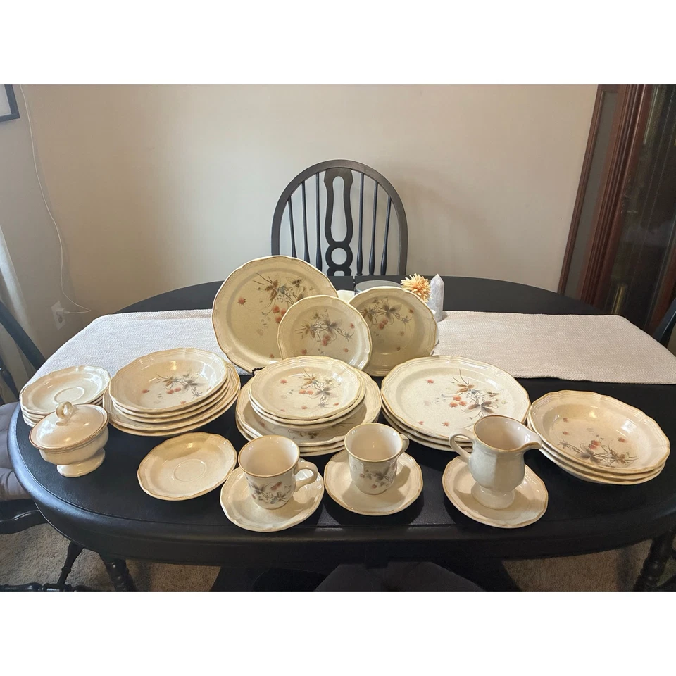 Vintage Mikasa “Country Charm – Berry Vale” 42-Piece Dinnerware Set Japan - Image 3 of 4